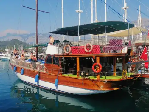 Незабываемые воспоминания на яхте, сочетающей роскошь и развлечения