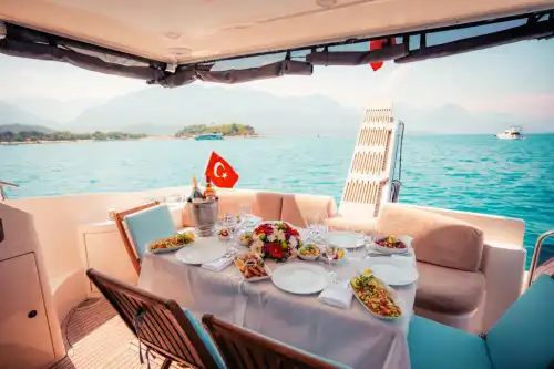 Akdeniz’in Turkuaz Sularında 3 Kabinli Azimut ile Unutulmaz Bir Deniz Tatili