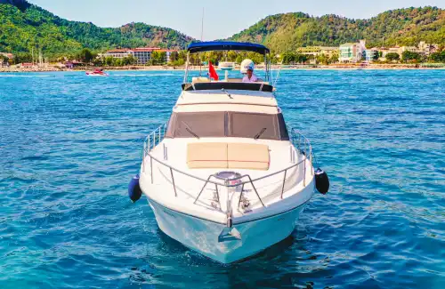 Denizin Üzerinde Lüks ve Konfor: Kemer’de Özel Kabinli Yat Deneyimi