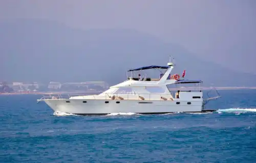 İş Toplantılarınız ve Özel Organizasyonlarınız İçin Kemer’de Motoryat Kiralama