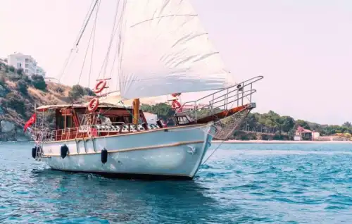 Доступный морской отдых в Кушадасы с размещением на 2-каютной яхте для 4 человек