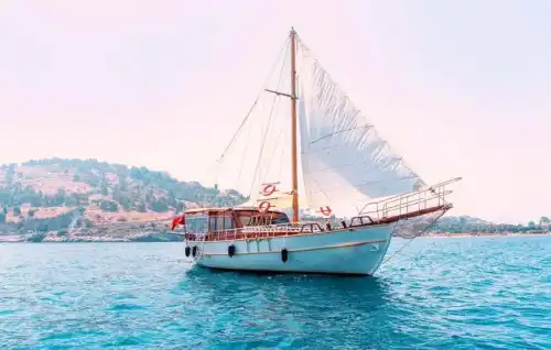 Доступный морской отдых в Кушадасы с размещением на 2-каютной яхте для 4 человек