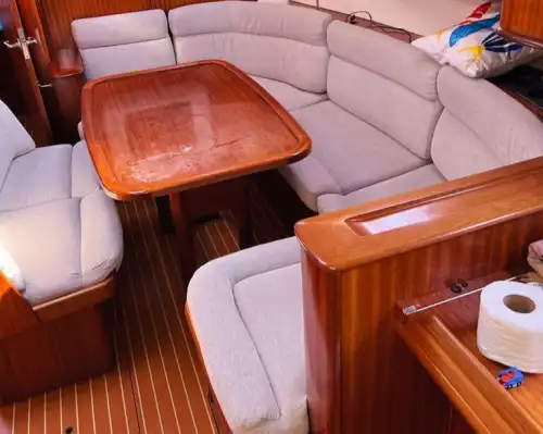 Kuşadası’nda Rüzgârın Peşinde: Beneteau Yelkenlisi ile Mavi Yolculuk!