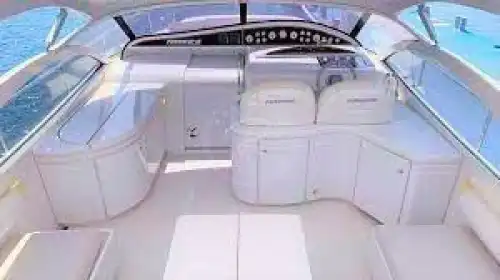 Проведите деловую встречу на море: Прокат яхты Pershing