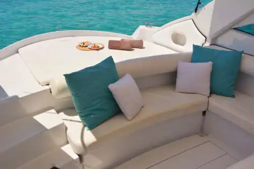 Проведите деловую встречу на море: Прокат яхты Pershing