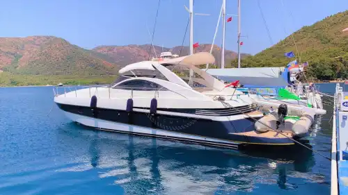 Проведите деловую встречу на море: Прокат яхты Pershing