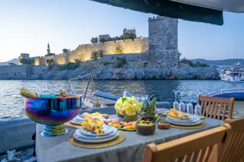 Bodrum’da Özel Yapım Motoryat ile Günübirlik ve Konaklamalı Lüks Tatil