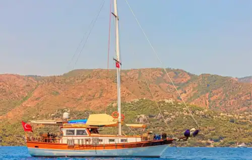 Исследуйте скрытые бухты Мармариса на стильной частной яхте