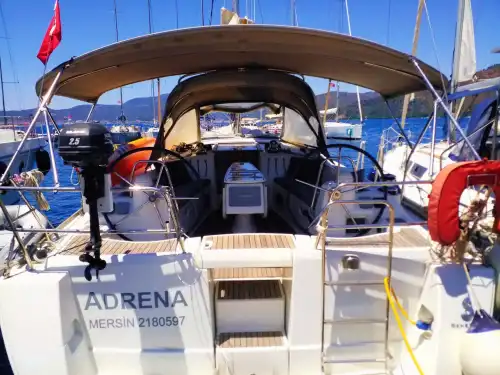 Исследуйте Эгейское море на 12-метровой парусной яхте Bavaria