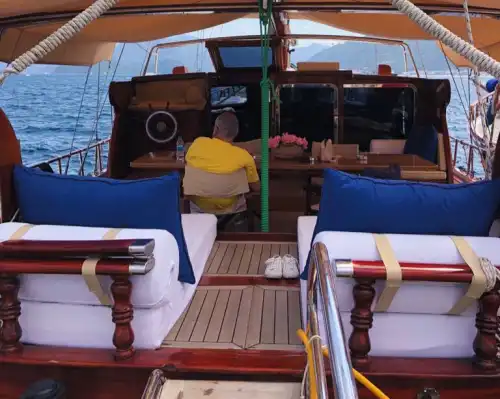 Marmaris'te Geniş Güverte ve Konforlu Kabinler ile Konaklamalı Mavi Yolculuk
