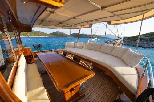 Geniş Güverte, Barbekü ve Tam Donanımlı Mutfat ile Özel Gulet Tatili