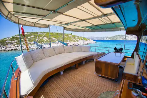 Geniş Güverte, Barbekü ve Tam Donanımlı Mutfat ile Özel Gulet Tatili