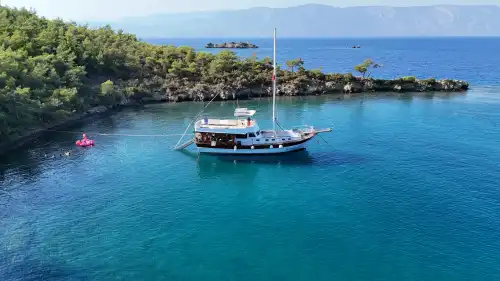 Marmaris'te Günlük 18 Metrelik Yelkenli Kiralama Deneyimi