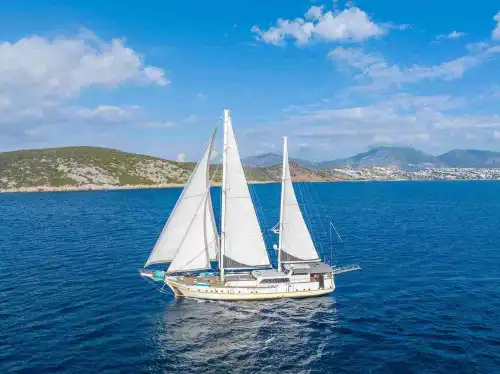 Bodrum’da Lüks Gulet ile Mavi Yolculuk: 37 Metrelik Rahatlık ve Şıklık