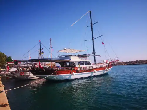 Почасовая или дневная аренда лодки вместимостью до 32 человек в Сиде