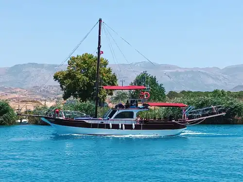 Почасовая или дневная аренда лодки вместимостью до 32 человек в Сиде