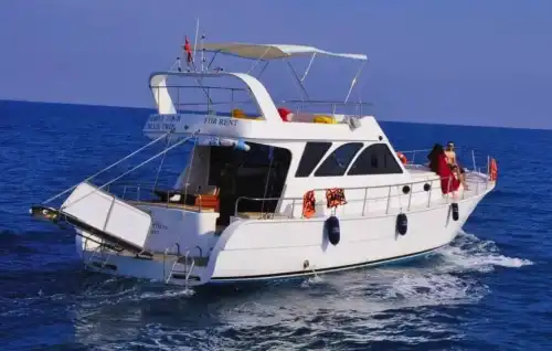 День, наполненный музыкой и развлечениями, в синих водах Сиде