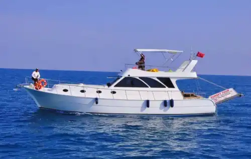 День, наполненный музыкой и развлечениями, в синих водах Сиде