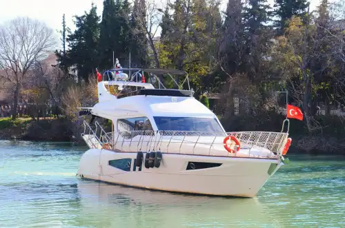  Элегантная и современная моторная яхта для выпускных вечеринок и особых мероприятий в Сиде