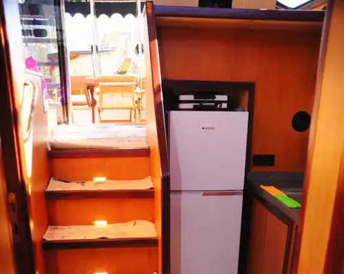  Элегантная и современная моторная яхта для выпускных вечеринок и особых мероприятий в Сиде