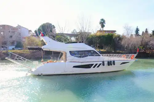  Элегантная и современная моторная яхта для выпускных вечеринок и особых мероприятий в Сиде