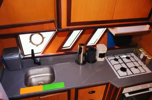  Элегантная и современная моторная яхта для выпускных вечеринок и особых мероприятий в Сиде