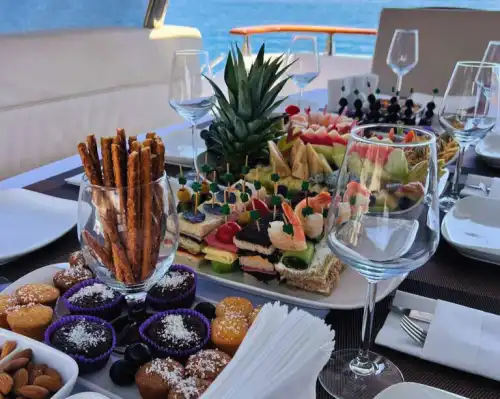 Antalya'da 30 Metre 5 Kabinli 10 Kişilik Konaklamalı Özel Yapım Lüks Yat