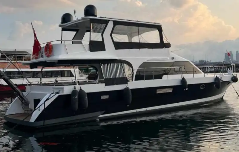 Аренда яхты в Эминёню – роскошный отдых с видом на Золотой Рог!