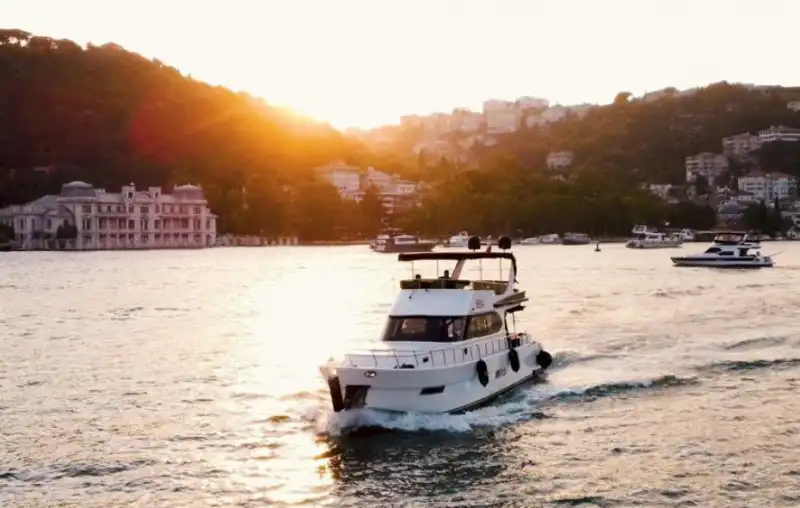 A Pleasant Bosphorus Cruise with an 12-Person Luxury Yacht