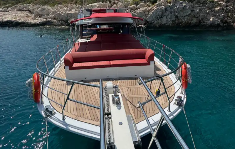 Почасовая и дневная аренда яхты в Калкане для купания и экскурсий