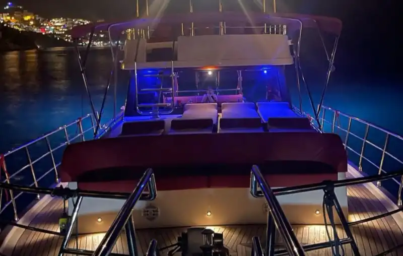 Почасовая и дневная аренда яхты в Калкане для купания и экскурсий