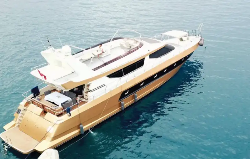 5-Cabin, 10-Person Motor Yacht – Perfect for Families & Friends