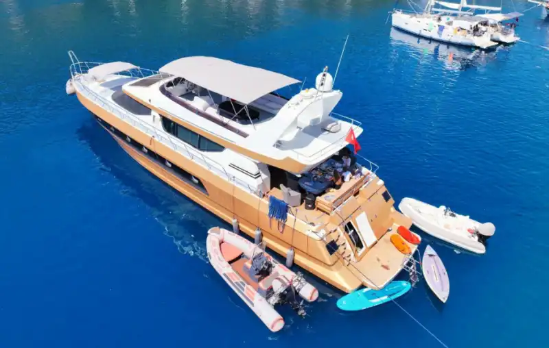 5-Cabin, 10-Person Motor Yacht – Perfect for Families & Friends