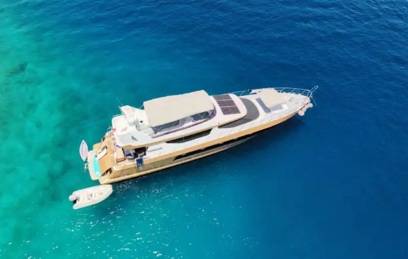 5-Cabin, 10-Person Motor Yacht – Perfect for Families & Friends