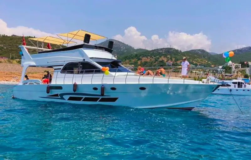 TV, Müzik Sistemi ve Barbekü ile Donatılmış Lüks Motoryat Kiralama