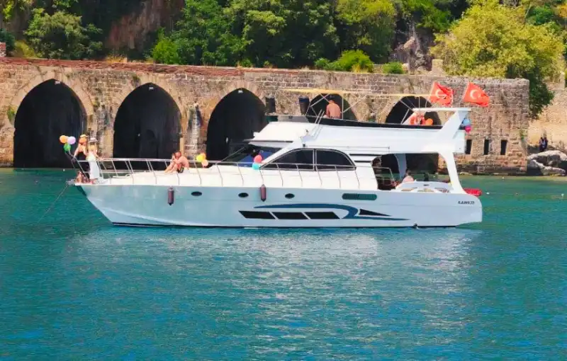 TV, Müzik Sistemi ve Barbekü ile Donatılmış Lüks Motoryat Kiralama