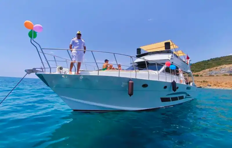 TV, Müzik Sistemi ve Barbekü ile Donatılmış Lüks Motoryat Kiralama