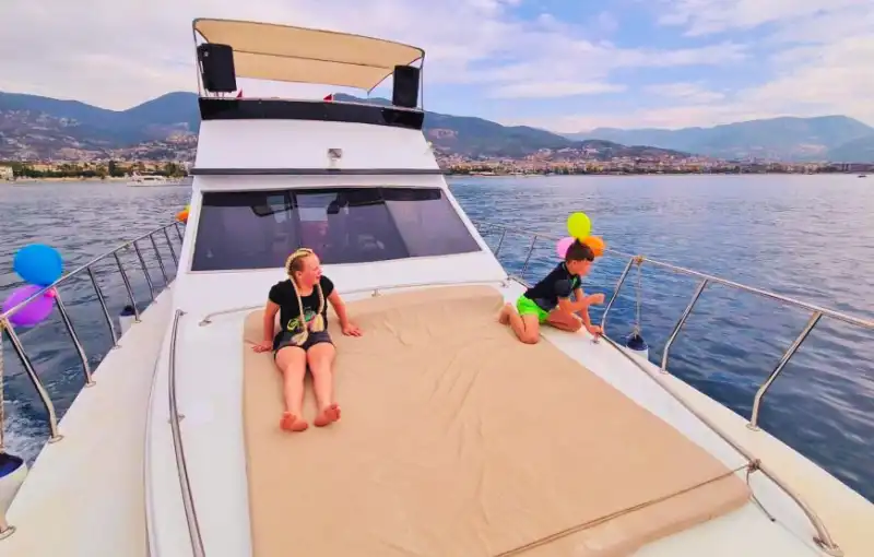 TV, Müzik Sistemi ve Barbekü ile Donatılmış Lüks Motoryat Kiralama