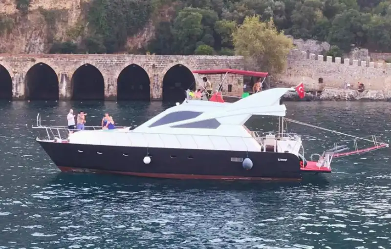 Custom-Built Yacht in Alanya’s Unique Mediterranean Coves