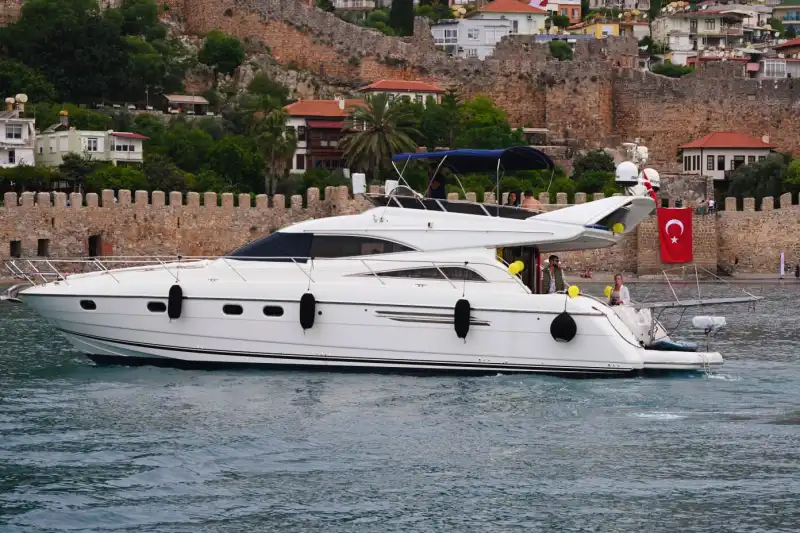 3-кабинная моторная яхта Princess для 12 человек для эксклюзивных мероприятий в Аланье