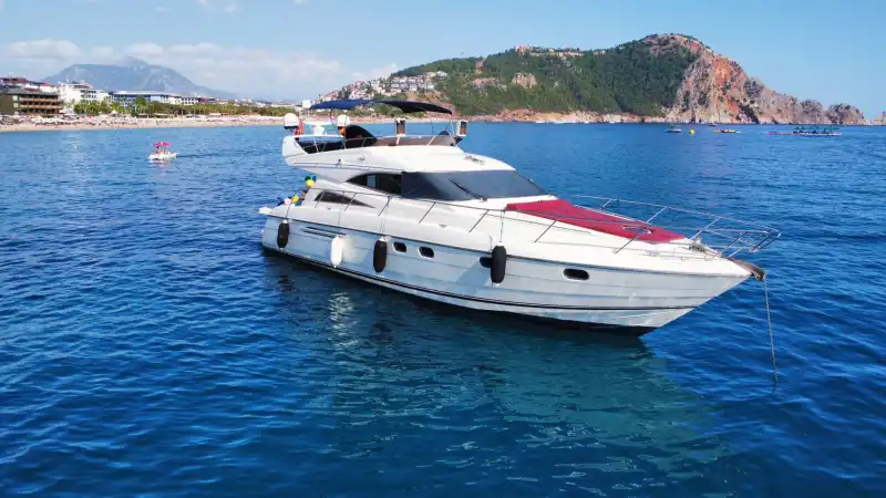 3-кабинная моторная яхта Princess для 12 человек для эксклюзивных мероприятий в Аланье