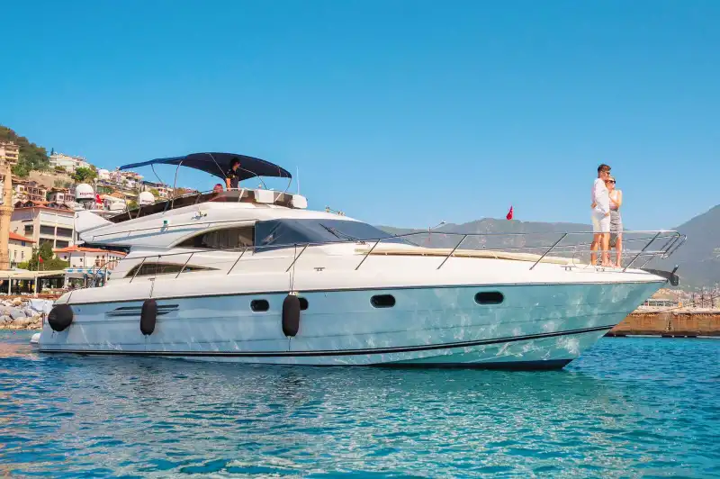 3-кабинная моторная яхта Princess для 12 человек для эксклюзивных мероприятий в Аланье