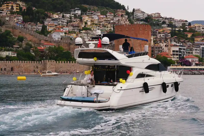 3-кабинная моторная яхта Princess для 12 человек для эксклюзивных мероприятий в Аланье