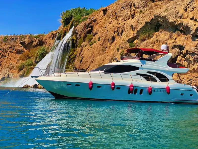 Аренда 4-кабинной роскошной моторной яхты для прогулок и купания в Аланье