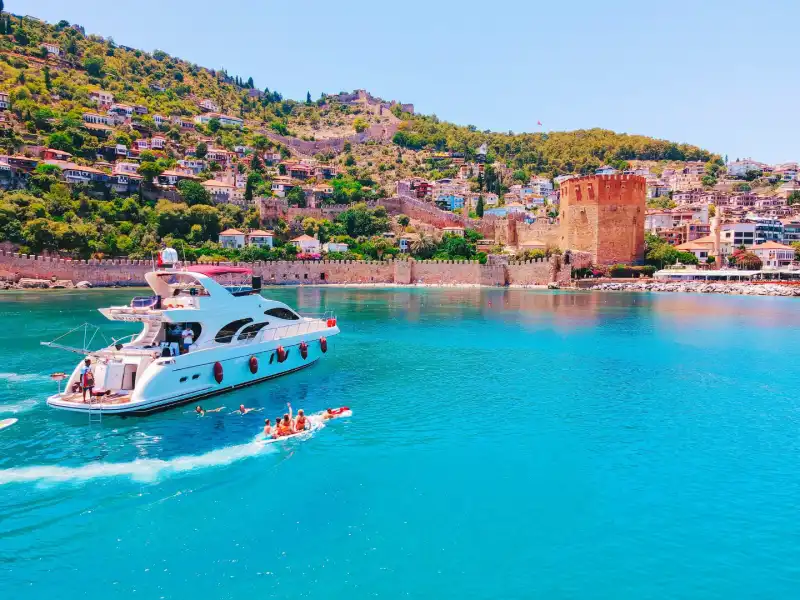 Аренда 4-кабинной роскошной моторной яхты для прогулок и купания в Аланье