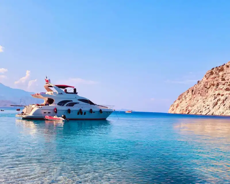 Аренда 4-кабинной роскошной моторной яхты для прогулок и купания в Аланье