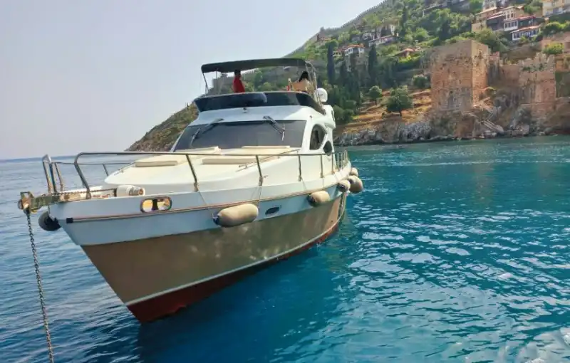 Роскошная дизайнерская яхта для морского круиза в Аланье