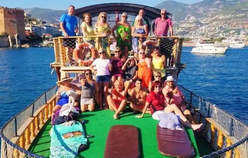 Alanya’nın Eşsiz Doğasında, Ailelere Özel Konforlu Tekne