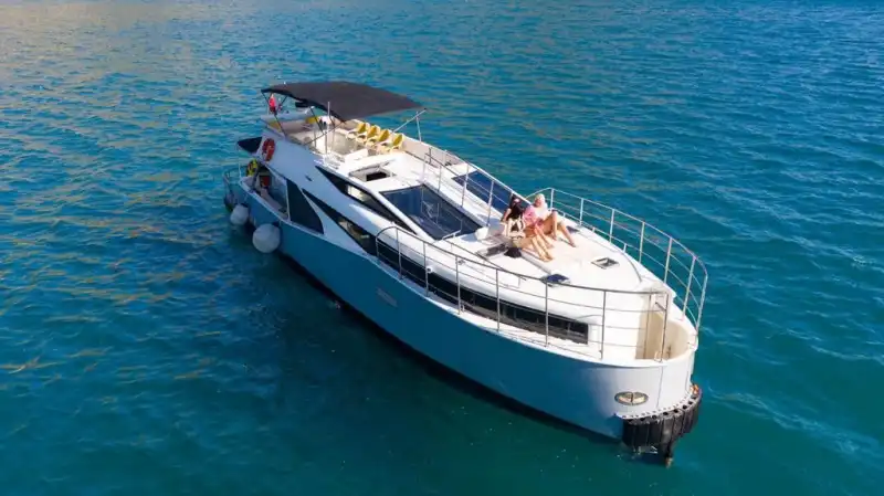 Antalya'nın Turkuaz Sularında VIP Tekne Keyfi – 32 Kişiye Kadar!