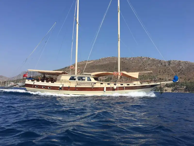 Bozburun Çıkışlı 7 Kabinli Lüks Gulet ile 14 Kişilik Marmaris'in Benzersiz Maviliğinde Yolculuk